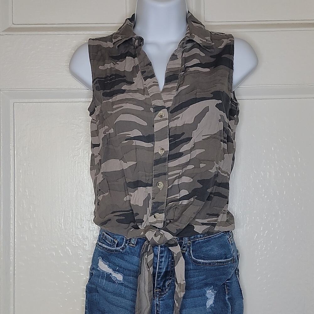 Women's camo sleeveless botton up top Sz Small
